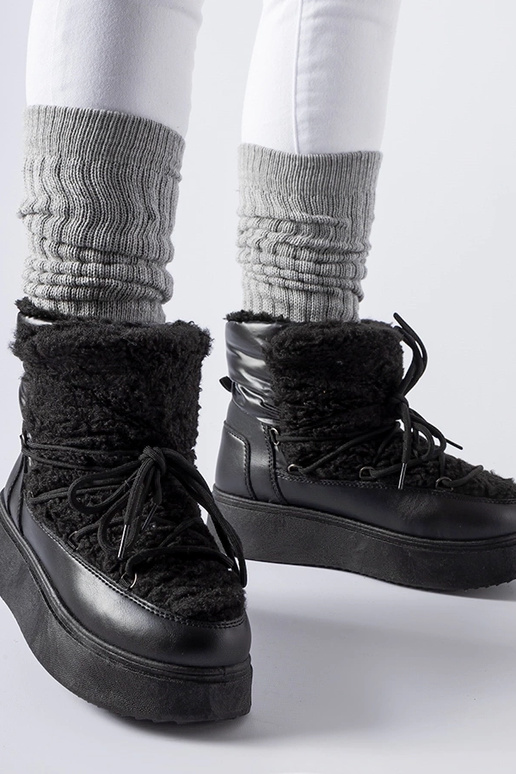 Melni sniega zābaki uz masīvas Elvio...