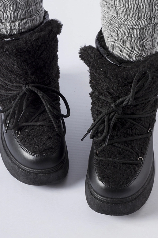 Melni sniega zābaki uz masīvas Elvio...