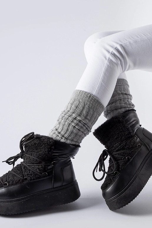 Melni sniega zābaki uz masīvas Elvio...