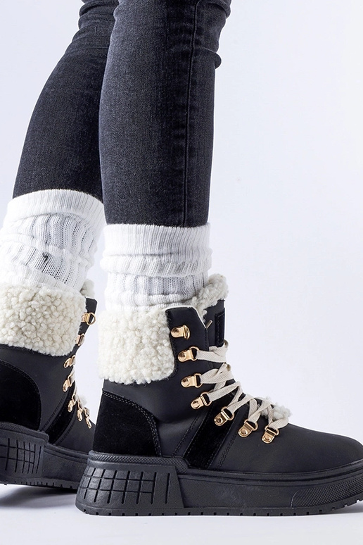 Melnie strādnieki uz masīvas Rodrigo...