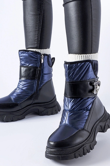 Tums zili sniega zābaki uz... 2