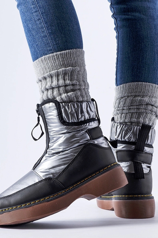 Pelēki izolēti sniega zābaki ar...