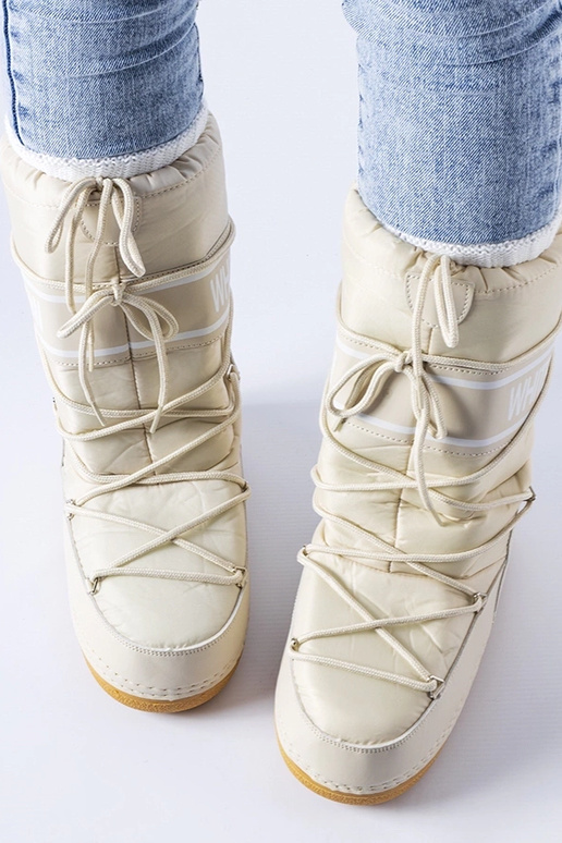 Bēši viegli izolēti sniega zābaki...