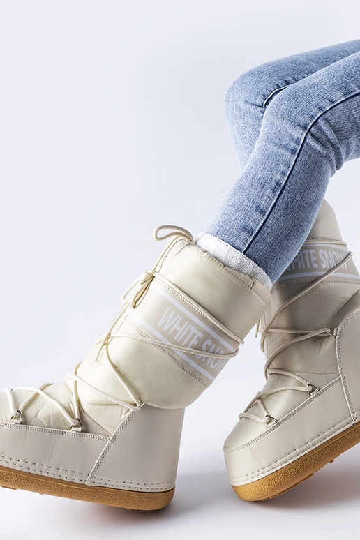 Bēši viegli izolēti sniega zābaki...