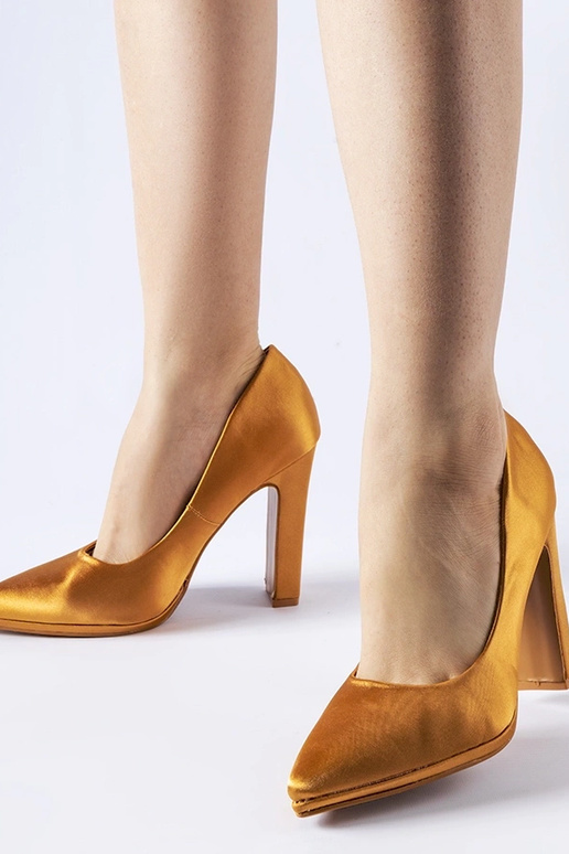 Brūnas satīna pumpas ar bloka papēdi...