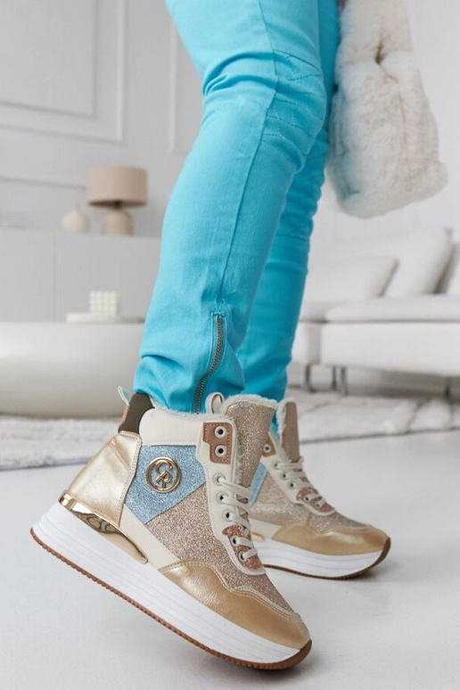 Deleon zelta mirdzumu izolētas kedas