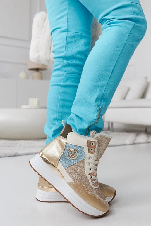 Deleon zelta mirdzumu izolētas kedas