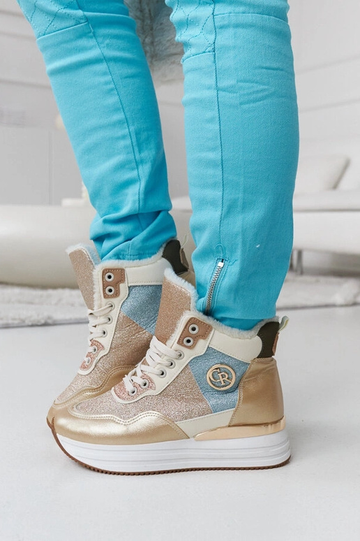 Deleon zelta mirdzumu izolētas kedas