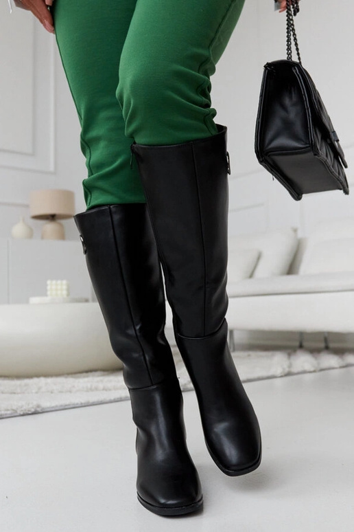 Melnas zābaki ar dekoratīvu sprādzi...