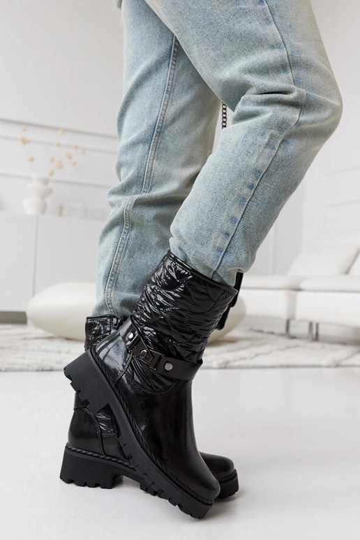 Melnas lakotas kurpes ar dekoratīvu...