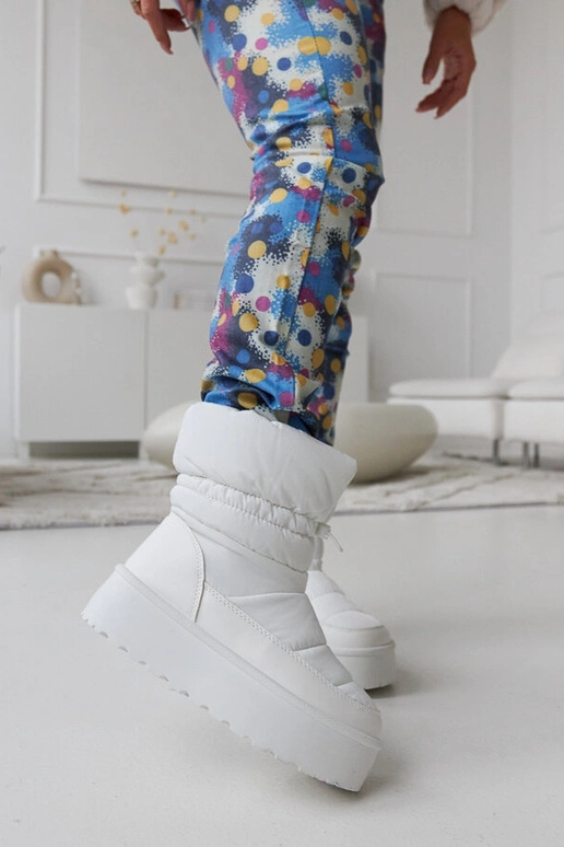 Baltas siltinātas sniegavītes uz...