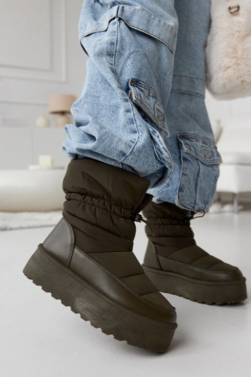 Zaļi izolēti sniega zābaki uz Polk...