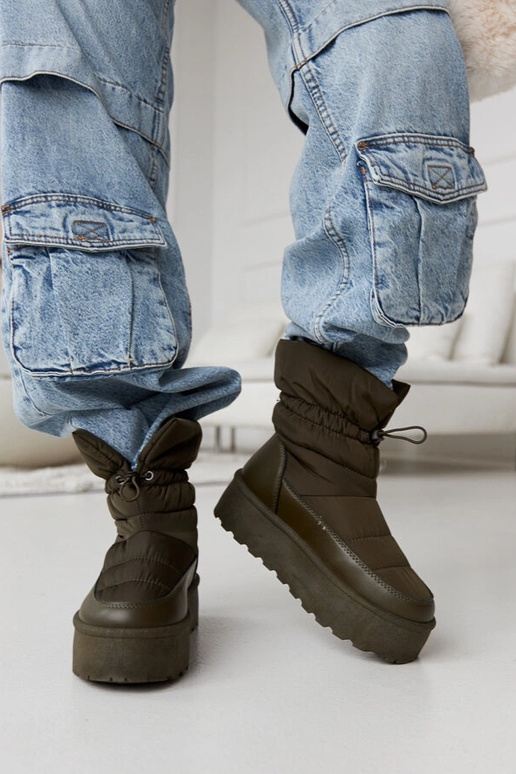 Zaļi izolēti sniega zābaki uz Polk...