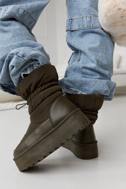 Zaļi izolēti sniega zābaki uz Polk...