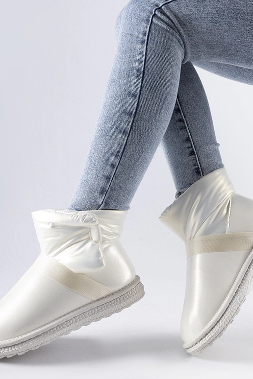 Delaune bēši spīdīgi īsi sniega zābaki