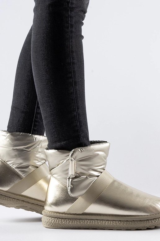 Delaune zelta mirdzoši īsi sniega zābaki