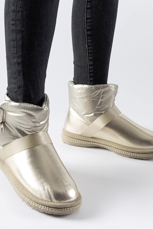 Delaune zelta mirdzoši īsi sniega zābaki