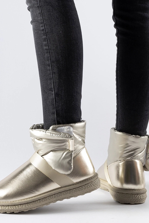 Delaune zelta mirdzoši īsi sniega zābaki