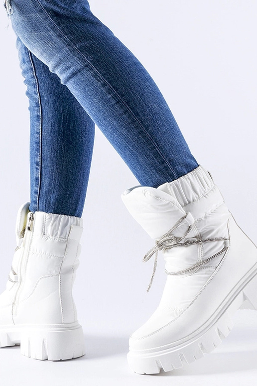 Balti sniega zābaki ar Pettenasco...