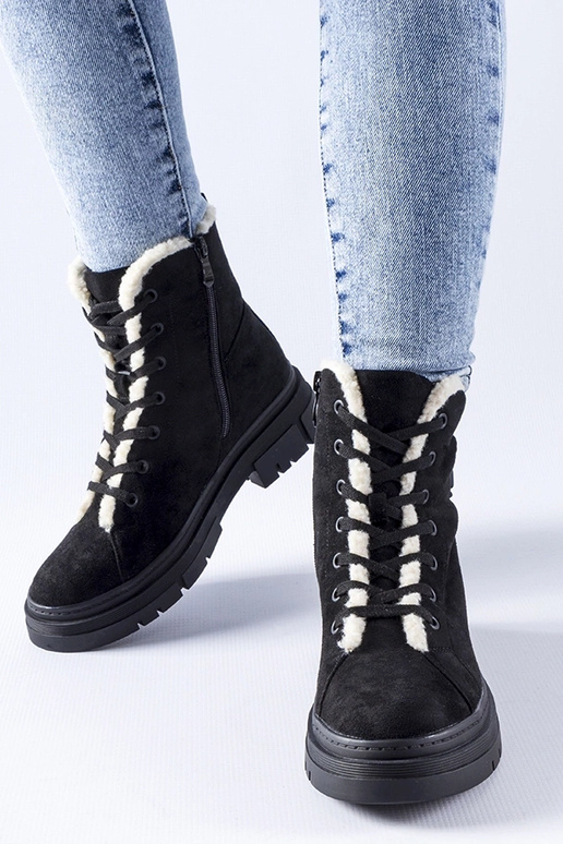 Melni izolēti apavi no mākslīgās...