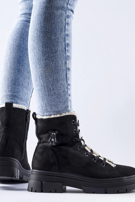 Melni izolēti apavi no mākslīgās...