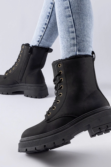 Melnie siltinātie zābaki... 2