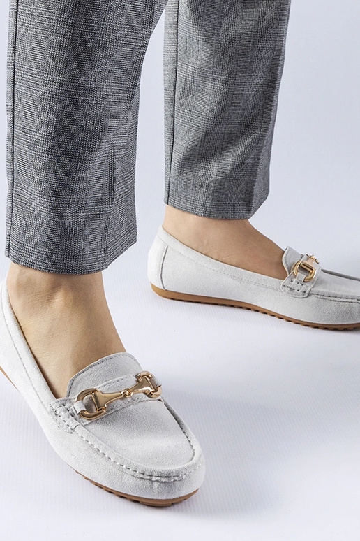 Pelēki klaipi, kas dekorēti ar... Pelēki klaipi, kas dekorēti ar...