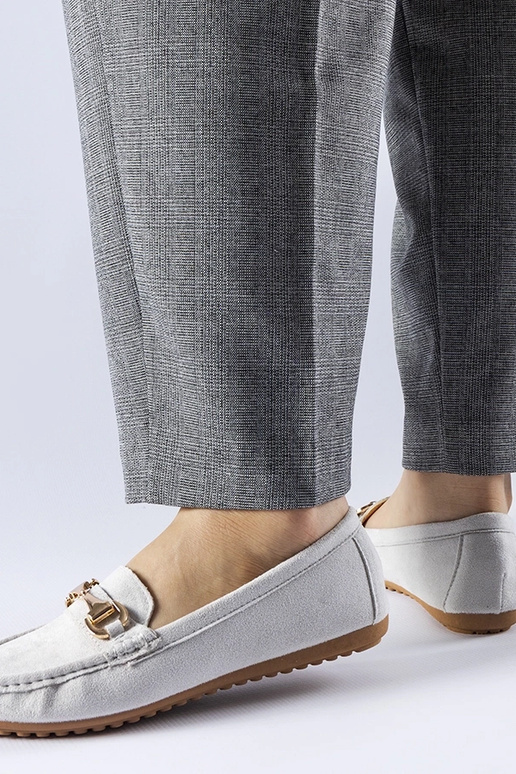 Pelēki klaipi, kas dekorēti ar... Pelēki klaipi, kas dekorēti ar...