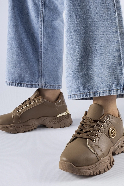 Brūnas kedas ar masīvu Arpaia zoli