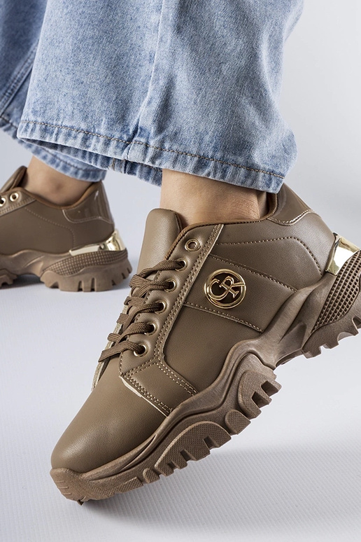 Brūnas kedas ar masīvu Arpaia zoli