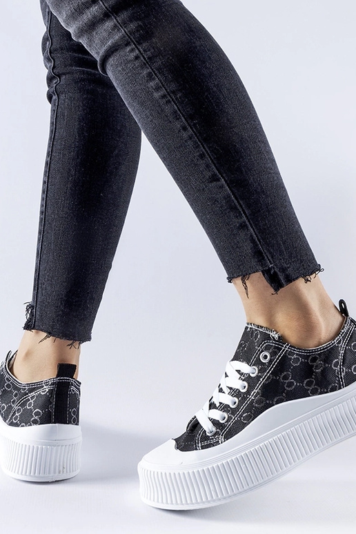 Melnas kedas rotātas ar Cavi monogrammu