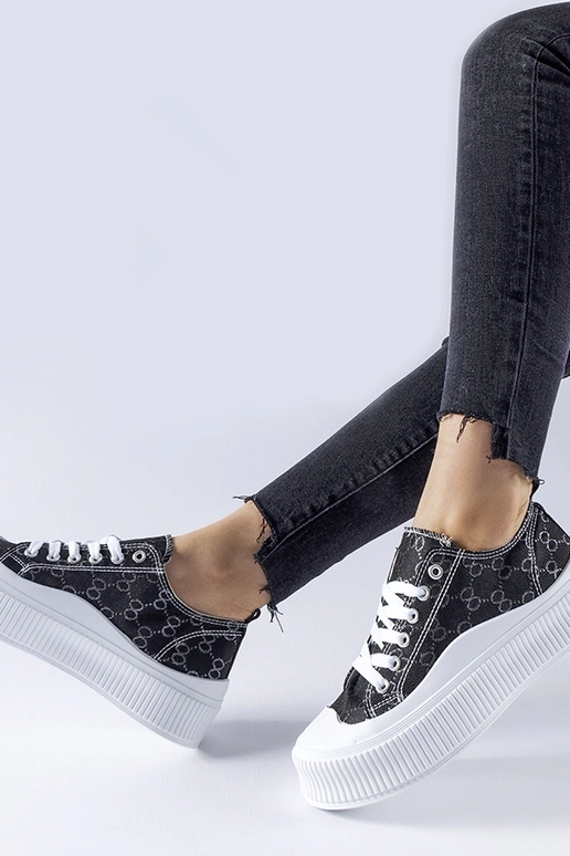 Melnas kedas rotātas ar Cavi monogrammu