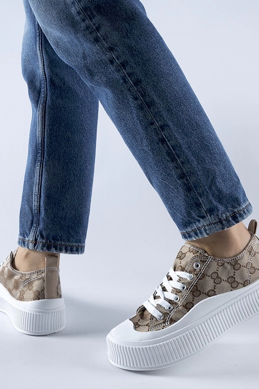 Brūnas kedas rotātas ar Cavi monogrammu