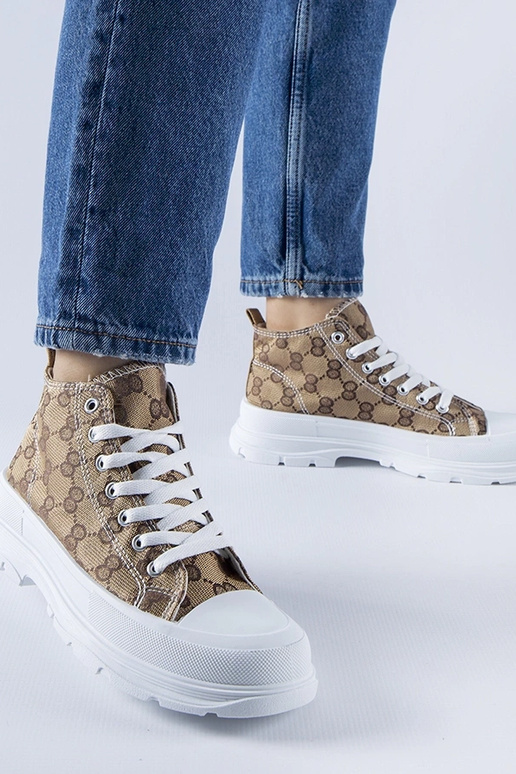 Brūnas kedas rotātas ar Terenzio...