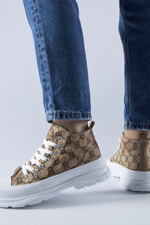 Brūnas kedas rotātas ar Terenzio...