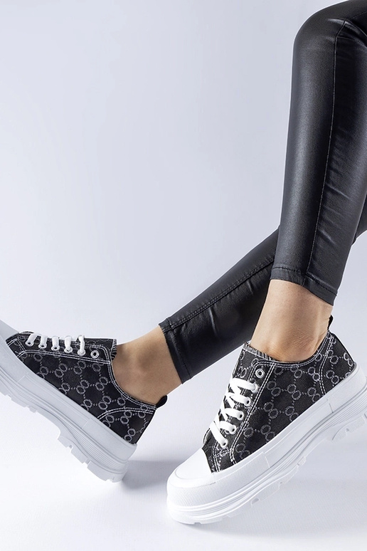 Melnas kedas rotātas ar Antonellas...