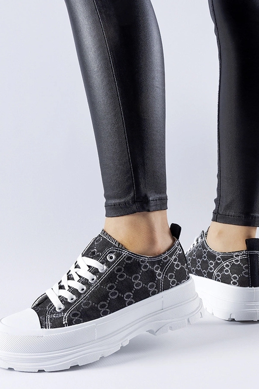 Melnas kedas rotātas ar Antonellas...