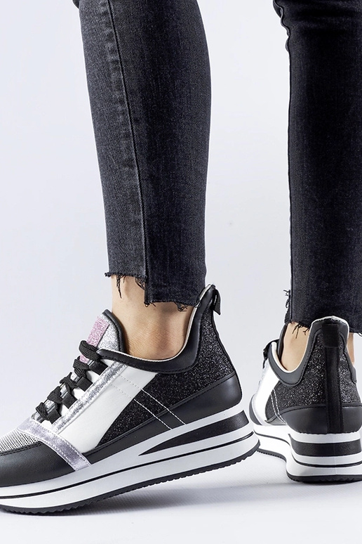 Marka melnas mirdzošas kedas uz...