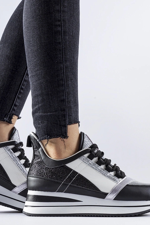 Marka melnas mirdzošas kedas uz...