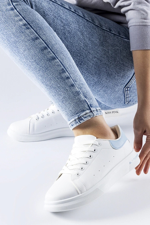 Leland zilas un baltas kedas