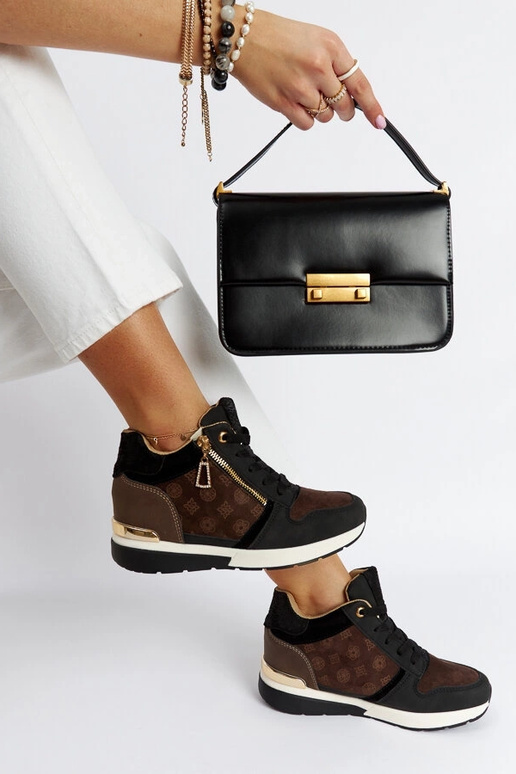 Knoxville melnas kedas uz koturniem