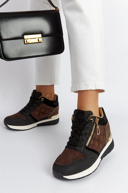 Knoxville melnas kedas uz koturniem