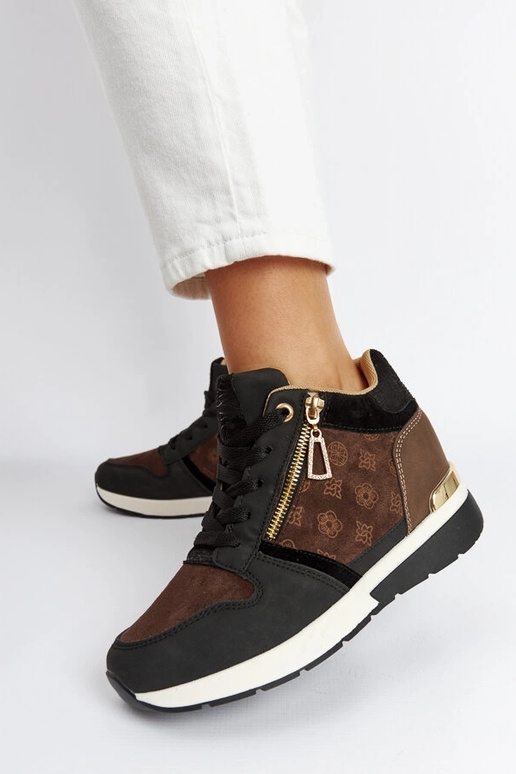 Knoxville melnas kedas uz koturniem