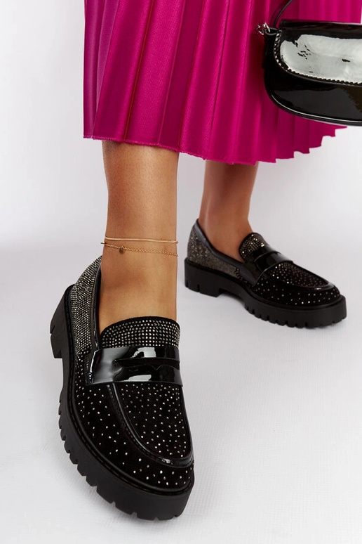 Melni mokasīni, kas dekorēti ar...