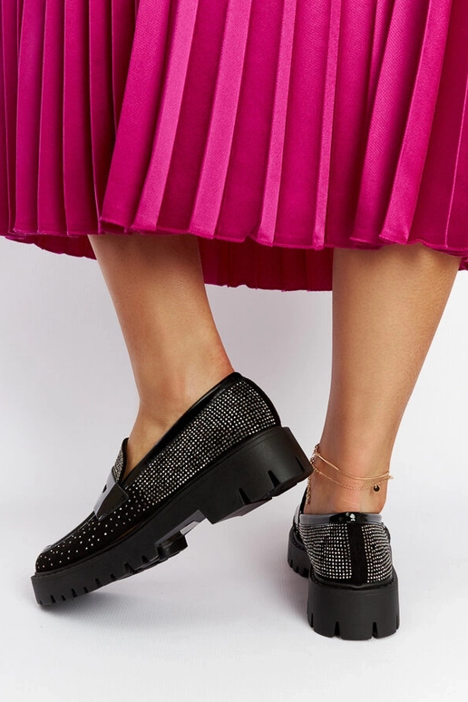 Melni mokasīni, kas dekorēti ar...