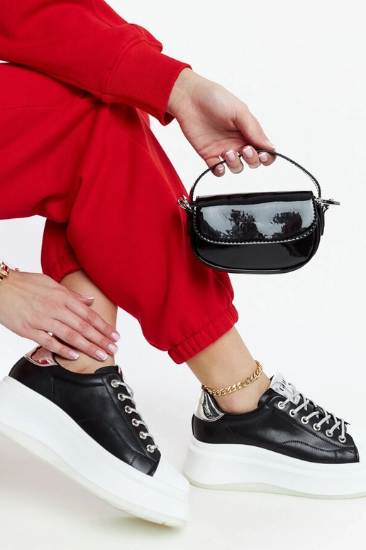 GOE NN2N4034 melnas kedas uz platformas