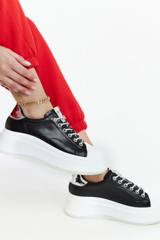 GOE NN2N4034 melnas kedas uz platformas