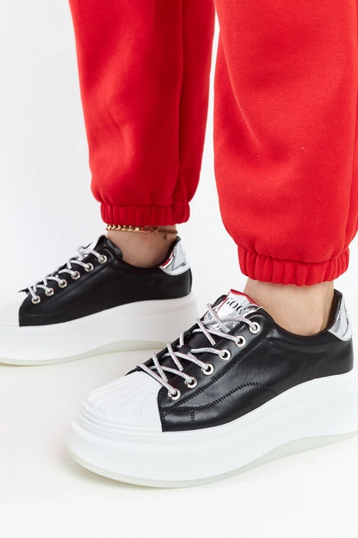 GOE NN2N4034 melnas kedas uz platformas