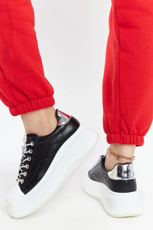 GOE NN2N4034 melnas kedas uz platformas