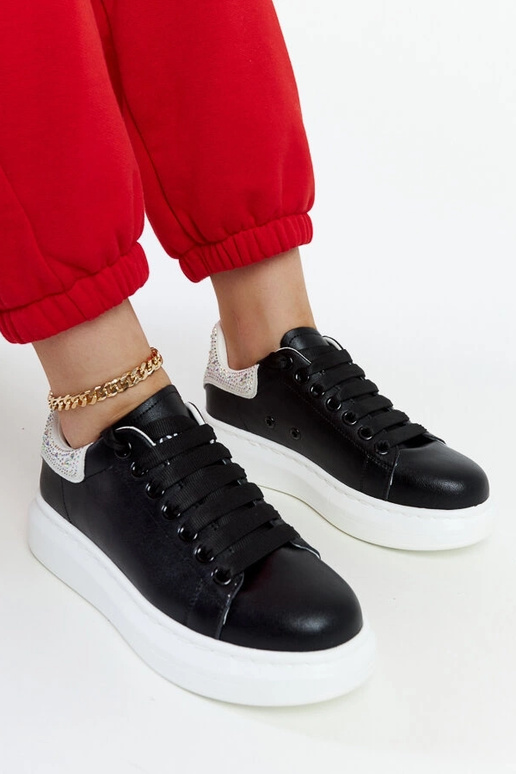 Melnas kedas uz platformas GOE JJ2N4052